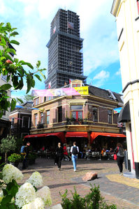 904770 Gezicht op het café Orloff (Donkere Gaard 6) te Utrecht, met rechts het Wed en op de achtergrond de Domtoren ...